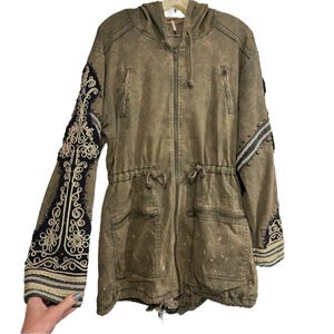 Chaqueta parka militar con plumas doradas y diamantes de imitación verdes de FREE PEOPLE M RARO imagen 4