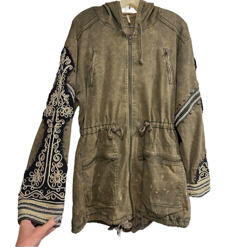 Chaqueta parka militar con plumas doradas y diamantes de imitación verdes de FREE PEOPLE M RARO imagen 4