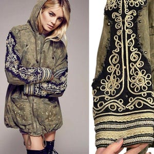 Chaqueta parka militar con plumas doradas y diamantes de imitación verdes de FREE PEOPLE M RARO imagen 1