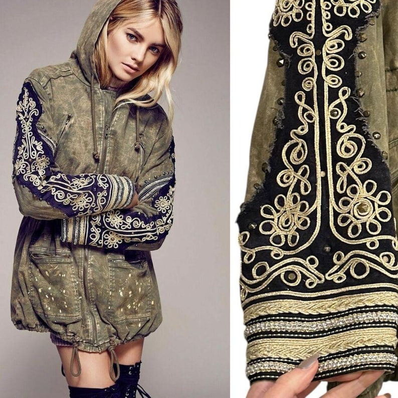 Chaqueta parka militar con plumas doradas y diamantes de imitación verdes de FREE PEOPLE M RARO imagen 1