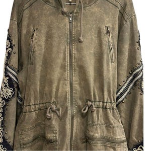 Chaqueta parka militar con plumas doradas y diamantes de imitación verdes de FREE PEOPLE M RARO imagen 7