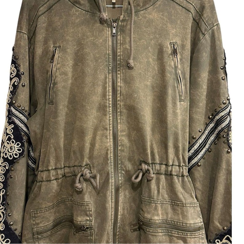 Chaqueta parka militar con plumas doradas y diamantes de imitación verdes de FREE PEOPLE M RARO imagen 7