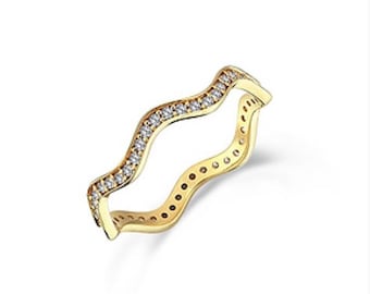 Anillo minimalista de diamantes en oro macizo de 9k con diseño delicado y diseño de racimo.