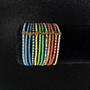 Bunte Samen Perle Armbänder. Anfordern einer beliebigen Farbe