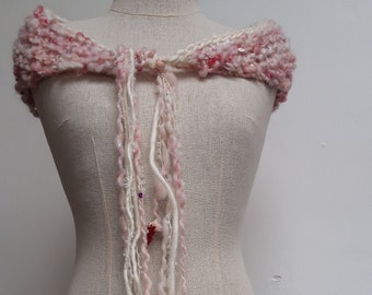 Petit châle, tricoté main en laine fantaisie filé et teint à la main dans les tons rose, blanche