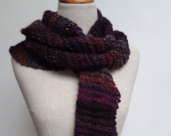 Echarpe tricotée main en laine filée et teinte à la main tons mauve bordeaux marron