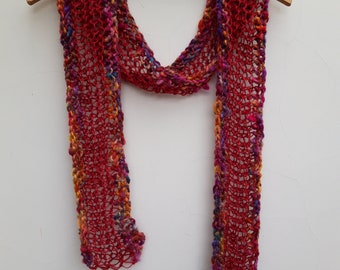 Echarpe multicolore rouge tricotée main laine lin fibre ortie