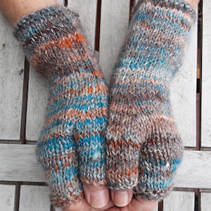 Könnte beinhalten: Ein Paar Fingerlose Handschuhe mit einem gestreiften Muster in Braun-, Orange-, Blau- und Weißtönen.