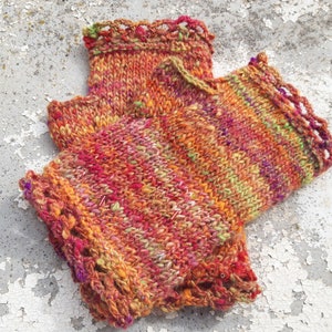 Mitaines tricotées main laine mérinos filée et teinte à la main multicolore tons orange rouge microperles image 2
