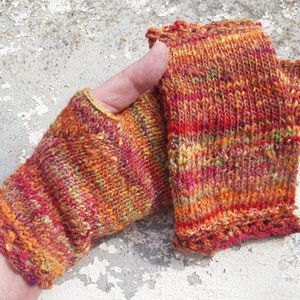 Mitaines tricotées main laine mérinos filée et teinte à la main multicolore tons orange rouge microperles image 1