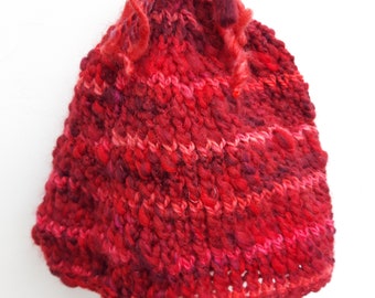 bonnet rouge tricoté main style boho laine filée et teinte à la main