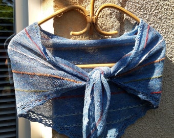Petit châle tricoté et crocheté main soie et fibre ortie bleu ciel