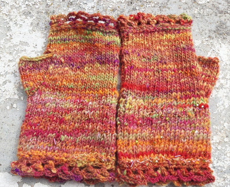 Mitaines tricotées main laine mérinos filée et teinte à la main multicolore tons orange rouge microperles image 3