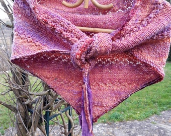 Châle triangulaire tricotée main laine filée et teinte à la main orangée rose mauve , bordures soie , maille dentelle