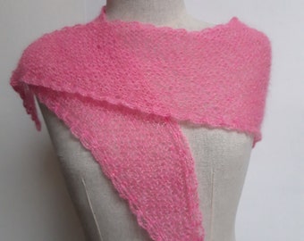 châle mohair tricoté main triangulaire rose vif fil fin finition brillante crochet