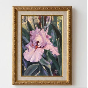 Op de afbeelding: Olieverfschilderij van een lichtpaarse irispioen met groene bladeren, tegen een vage achtergrond. Het kunstwerk is ingelijst in een gouden, sierlijke lijst. Gesigneerd "Kn 22" rechtsonder.