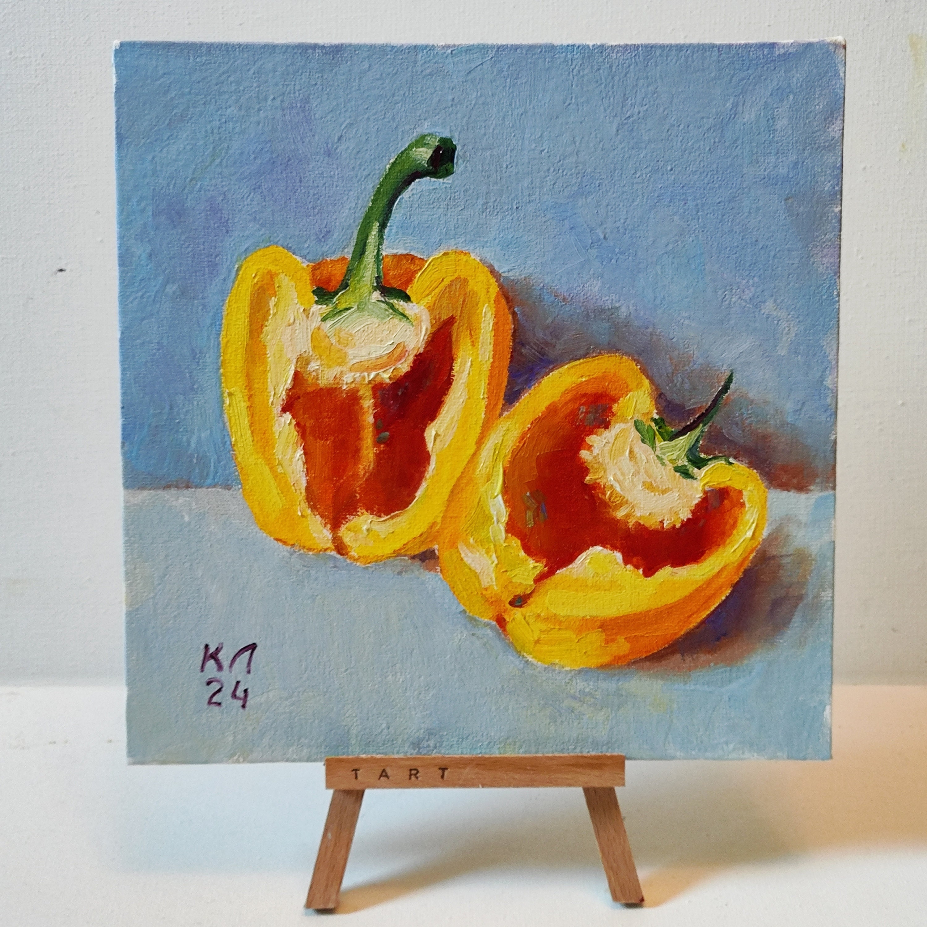 イエローペッパーの油絵：小さなキッチンの静物画（7.8インチ