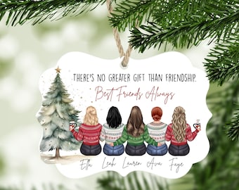 Può includere: Un ornamento in ceramica bianca con un albero di Natale e cinque donne con maglioni invernali che tengono delle tazze. Il testo recita "THERE'S NO GREATER GIFT THAN FRIENDSHIP. Best Friends Always" e include i nomi "Ella, Leah, Lauren, Ava, Faye".