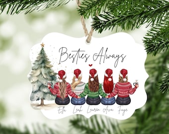 Può includere: Ornamento natalizio bianco con bordo smerlato, raffigurante cinque amiche con cappelli e maglioni di Babbo Natale, con la scritta "Besties Always". Un albero di Natale è a sinistra. Appeso a un anello di spago.