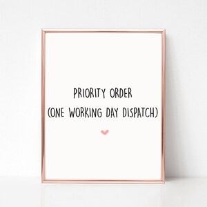 Peut inclure: Une impression encadrée blanche avec le texte "PRIORITY ORDER (ONE WORKING DAY DISPATCH)" et un cœur rose.