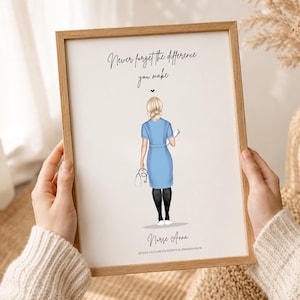 Puede incluir: Una lámina enmarcada con la ilustración de una enfermera rubia vista de espaldas, con uniforme azul y mallas negras, sosteniendo un estetoscopio. El texto dice: Never forget the difference you make, Nurse Anna, Queen Elizabeth Hospital Birmingham.