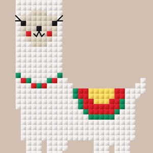 Peut inclure: Illustration pixélisée d'un lama blanc avec un visage crème, des yeux noirs et un collier rouge et vert. Le lama a une selle colorée rouge, jaune et verte. Le fond est de couleur beige uni.