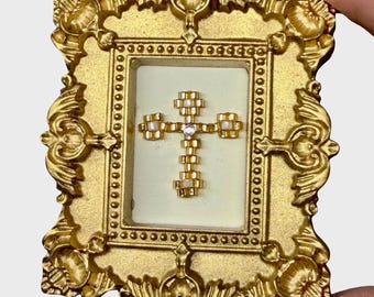Kleine kruiskunst kralen, sierlijke gouden lijst, religieus miniatuurdecor, handgemaakt stuk geloof