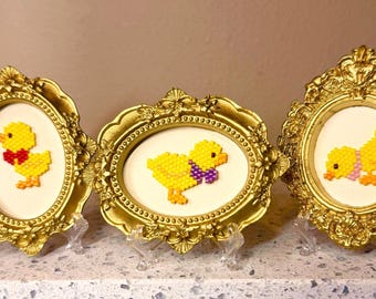 Mini pärlfärgad kycklingkonsttrio, guldinramad fågeldekor, miniatyrset för vårbarnkammare