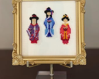 Drei Kimono Styles gerahmte Perlenkunst | Handgemachte japanisch inspirierte Miniaturkunst Rocailles Mixed Media Dekor | Goldrahmen / Asiatische Kunst