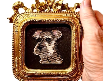 Retrato de Schnauzer Miniatura en Cuentas – Obra de Arte Canina Enmarcada, Cuentas Miyuki Delica