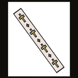 Op de afbeelding: Een witte kralen armband met een herhalend patroon van gouden kruisen.