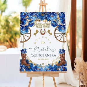 Placa de boas-vindas country western para festa de quinze anos adornada com lindas rosas azuis reais e botas de cowboy - editável, QRB1
