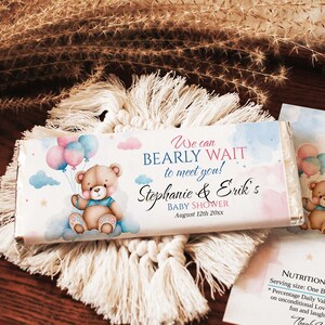 Emballage de barre de chocolat révélant le sexe de l'ours en peluche avec des ballons bleus et roses, étiquette lui ou elle de chocolat de 1,55 oz, à modifier vous-même, BGE7