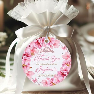 Etiquetas editáveis de quinceañera de flores de cerejeira | Sakura e coroa de ouro rosa | Adesivos redondos florais rosa elegantes para impressão Sweet 16, QQB1