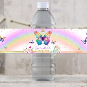 Étiquettes de bouteilles d'eau florales MODIFIABLES pour fête d'anniversaire avec papillon arc-en-ciel et roses bleues et roses, thème papillon, à modifier vous-même, BPB3