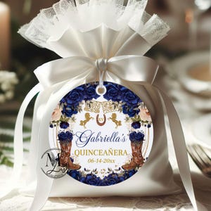 Rustikale ländliche Etiketten Quinceañoa | Marineblau Floral & Cowboy Boots | Bearbeitbare runde Sweet 16-Aufkleber, QNB11