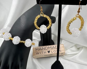 Conjunto de pulseira elástica e brincos pendentes com miçangas amarelas e brancas - 205