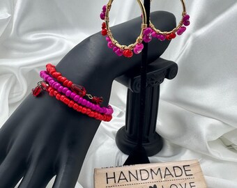 Conjunto de pulseira e brincos de argola em arame de memória nas cores fúcsia e vermelho -073