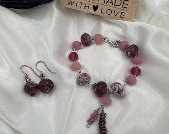 Conjunto de pulseira e brincos com contas de vidro em tons de roxo suave e rosa - 201