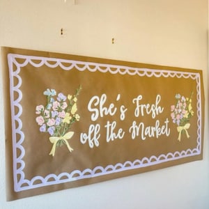 Benutzerdefinierte handbemalte Brautparty Banner | Personalisiertes Hochzeitsschild | Sie ist frisch vom Markt Schild | Floral Party Dekor Kulisse