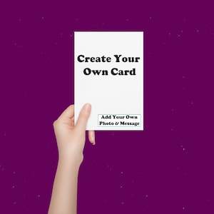Może przedstawiać: Biała karta z napisem "Create Your Own Card" pogrubioną czcionką w kolorze czarnym jest trzymana na fioletowym tle. Karta zawiera r&oacute;wnież tekst "Add Your Own Photo & Message" w zielonym polu.