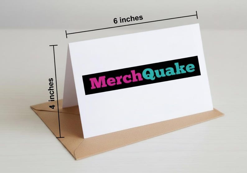 Może przedstawiać: Biała kartka z pozdrowieniami z tekstem "MerchQuake" w kolorze r&oacute;żowym i turkusowym, na czarnym prostokącie. Kartka ma 15 cm szerokości i 10 cm wysokości, spoczywa na brązowej kopercie.