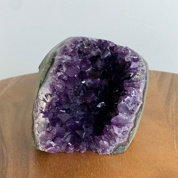 S1252 AAAグレードミネラル 天然原石アメジストクラスター 山型