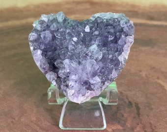 Racimo de corazones de amatista: Geoda de cristal de lavanda natural sobre soporte