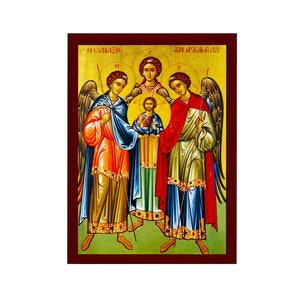 Peut inclure: Une icône représentant les trois archanges Michel, Gabriel et Raphaël. Les archanges sont représentés en robes colorées et tenant des bâtons. L'icône est encadrée d'un cadre en bois foncé. Le texte "Η ΣΥΝΑΞΙΣ" et "ΩΝ ΑΡΧΑΓΓΕΛΩΝ" est écrit en haut de l'icône.