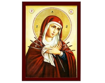 Könnte beinhalten: Eine Ikone, die die Jungfrau Maria mit sieben Schwertern darstellt, die ihr Herz durchbohren. Die Ikone ist in traditionellem Stil mit goldenen Akzenten und rotem Hintergrund gemalt.