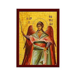 Peut inclure: Une icône religieuse représentant un ange avec des ailes, tenant une lance. L'ange porte une robe verte et rose et a une auréole. L'arrière-plan est doré avec un cadre en bois.