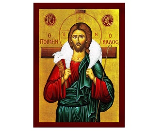 Puede incluir: Un icono religioso que representa a Jesucristo como el Buen Pastor. Se le representa con una aureola y sosteniendo un cordero en sus brazos. El icono está pintado en un estilo bizantino tradicional con detalles en pan de oro. El texto en el icono dice "O POIMHN O KALOS" que se traduce como "El Buen Pastor".