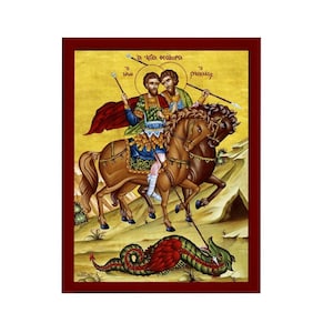 Pode incluir: Um ícone bizantino que retrata duas figuras a cavalo, matando um dragão verde com uma lança. As figuras usam armadura e seguram lanças. O fundo é de cor amarelo-dourado com uma borda vermelha.