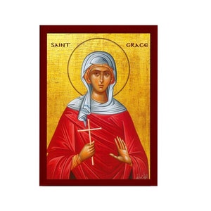 Può includere: Un'icona religiosa che raffigura Santa Grazia. L'icona presenta una donna con un'aureola, vestita con una tunica rossa e un velo bianco. Tiene una croce di legno nella mano destra e la mano sinistra è alzata in un gesto di benedizione. Lo sfondo è dorato con una cornice rossa.